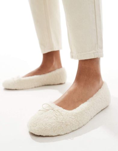 Ballerines en imitation peau de mouton - Bershka - Modalova