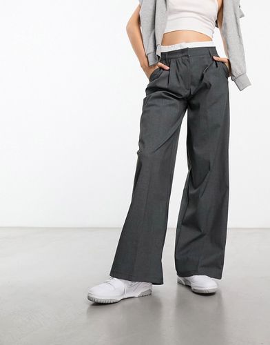 Pantalon ample habillé à taille boxer et fines rayures - foncé - Bershka - Modalova