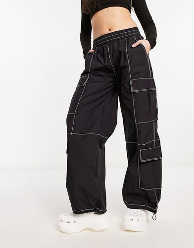 Pantalon cargo à poches multiples et coutures contrastantes - Noir - Bershka - Modalova
