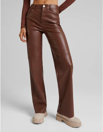 Pantalon droit en imitation cuir - Bershka - Modalova