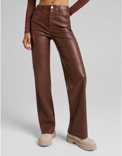 Pantalon droit en imitation cuir - Bershka - Modalova