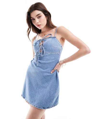 Robe courte en jean avec lien noué à l'avant - délavé - Bershka - Modalova