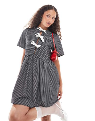 Robe chemise courte à détails nauds - et blanc - Ghospell - Modalova