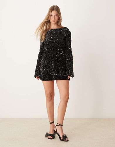 Robe courte ornée de sequins avec dos échancré et manches évasées - Gina Tricot - Modalova