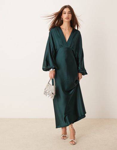 Robe longue en satin avec col V et manches volumineuses - foncé - Gina Tricot - Modalova