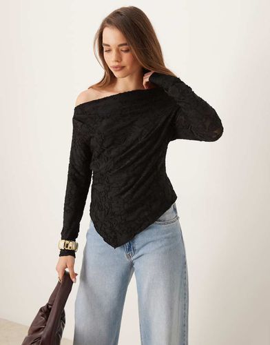 Top à épaules dénudées en jacquard de jersey à ourlet asymétrique - Gina Tricot - Modalova