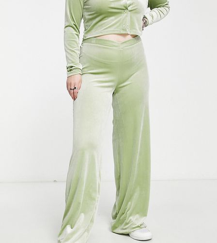 Pantalon d'ensemble ajusté en velours stretch à taille en V - Vert sauge - Daisy Street Plus - Modalova