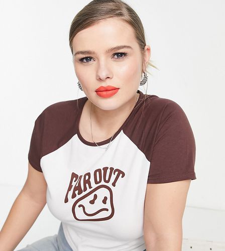T-shirt crop top effet rétréci à manches raglan et imprimé smiley déformé - Daisy Street Plus - Modalova
