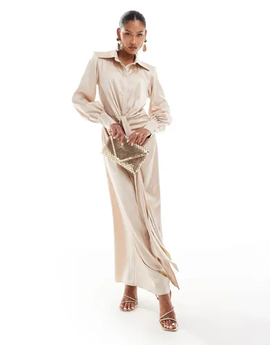 Robe chemise longue en satin avec détail torsadé - Taupe - Daska - Modalova