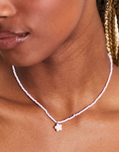 Collier de perles avec pendentif fleur - Designb London - Modalova