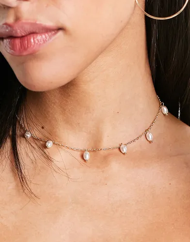 Collier ras du cou avec perles nacrées - Designb London - Modalova