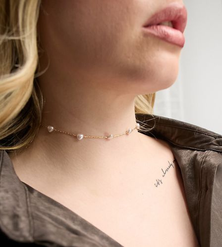 Collier ras de cou avec perles en forme de caur - Designb London Curve - Modalova