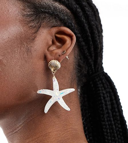 Boucles d'oreilles coquillage à pendant étoile de mer en résine - Designb London - Modalova