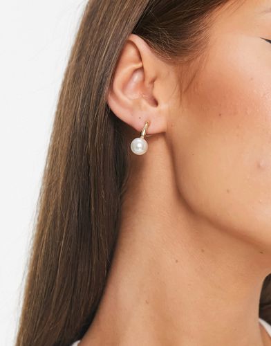 Boucles d'oreilles à pendant perle - Designb London - Modalova