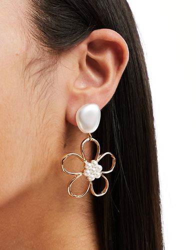 Boucles d'oreilles avec fleurs et perles nacrées - Designb London - Modalova