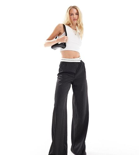 Pantalon ajusté à fines rayures avec taille asymétrique - Extro & Vert Tall - Modalova