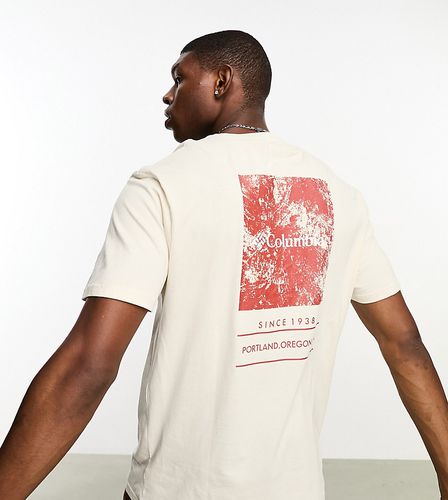 Exclusivité ASOS - - Barton Springs - T-shirt à imprimé au dos - Craie - Columbia - Modalova