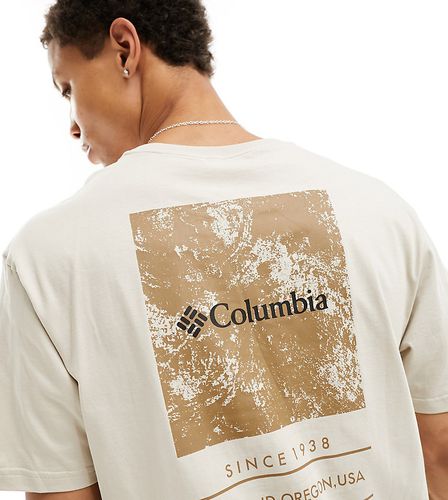 Exclusivité ASOS - - Barton Springs - T-shirt à imprimé au dos - Taupe - Columbia - Modalova