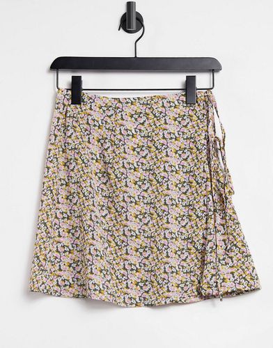 Exclusivité ASOS - - Mini-jupe portefeuille de plage avec lien à nouer (fait partie d'un ensemble) - Floral - Fashion Union - Modalova