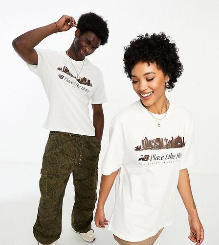 Exclusivité ASOS - - NB - T-shirt unisexe oversize à motif Place Like Home - Blanc et marron - New Balance - Modalova