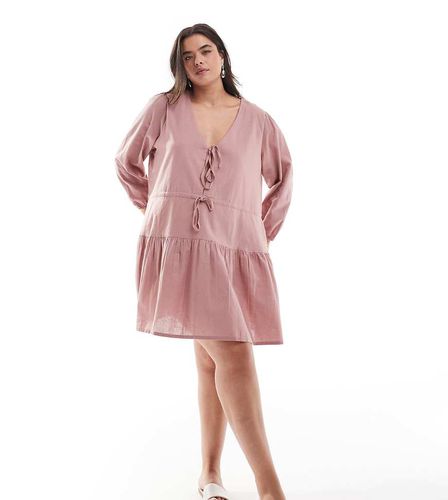 Exclusivité - Esmée Curve - Robe de plage courte en lin mélangé à manches longues avec volants étagés et lien noué sur l'avant - Caramel - Esmee Curve - Modalova