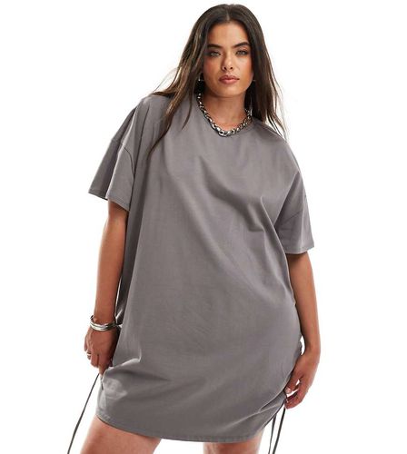 Exclusivité - Robe t-shirt courte et oversize avec fronces et liens sur les côtés - Anthracite - In The Style Plus - Modalova