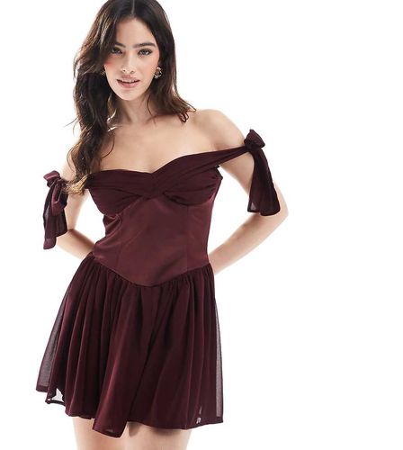 Exclusivité - Robe courte style corset avec liens aux manches et encolure Bardot - Bordeaux - The Frolic - Modalova