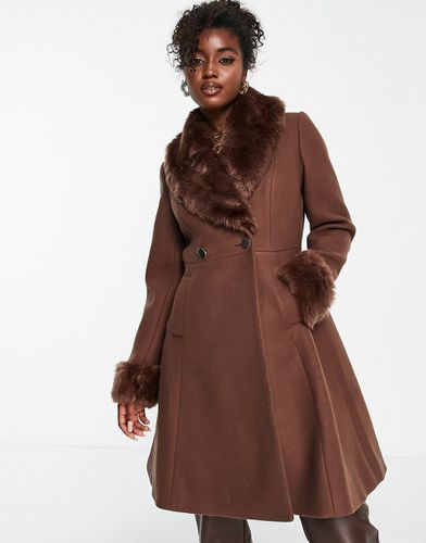 Manteau avec col et poignets en fausse fourrure - Chocolat - Forever New - Modalova