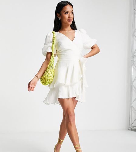 Robe courte en lin à volants et manches bouffantes - Ivoire - Forever New Petite - Modalova