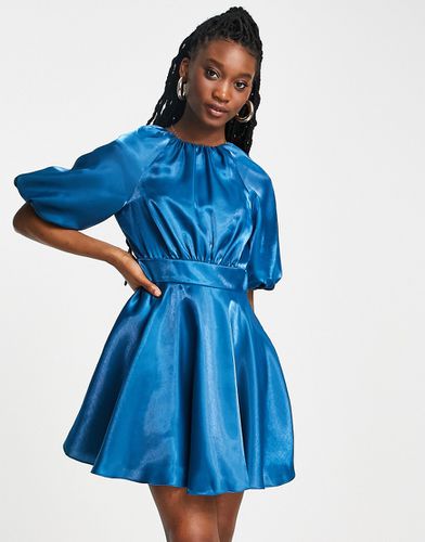 Robe courte en satin avec naud dans le dos - Bleu - Forever New - Modalova