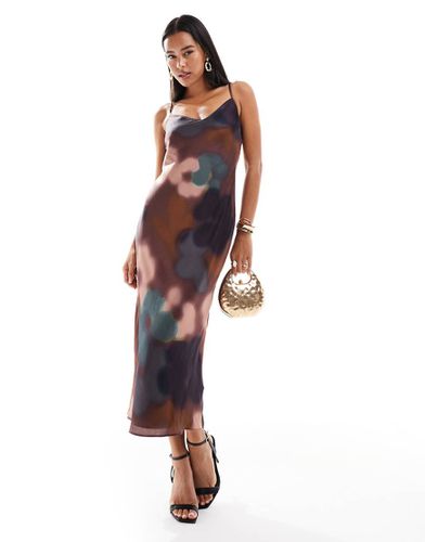 Robe nuisette longueur mollet en satin à imprimé fleuri flouté - Marron - Forever New - Modalova