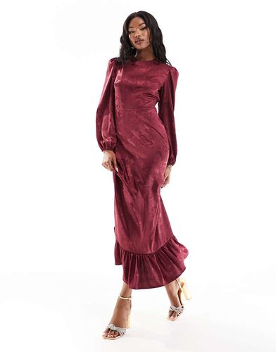 Robe longue en satin à ourlet volanté - Porto - Flounce London - Modalova