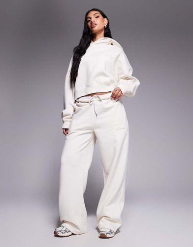 Sweat  capuche court en coton majoritaire d'ensemble oversize avec logo en relief - Lait d'avoine - Kaiia - Modalova