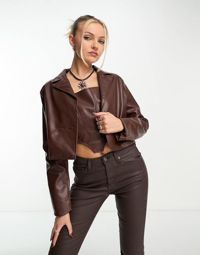 Blazer court d'ensemble en similicuir - chocolat - Heartbreak - Modalova