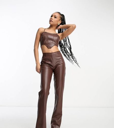 Pantalon d'ensemble ample en similicuir - Marron chocolat - Heartbreak Petite - Modalova