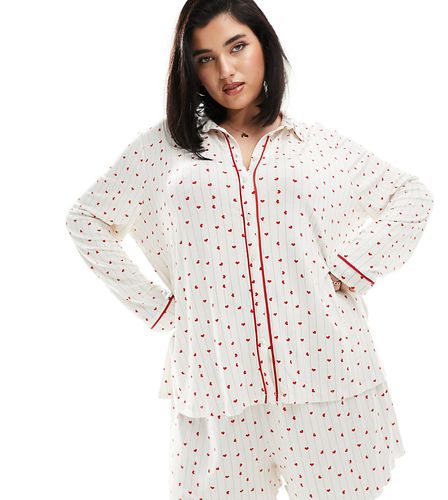Pyjama avec chemise à manches longues et short - Imprimé caur - In The Style Plus - Modalova