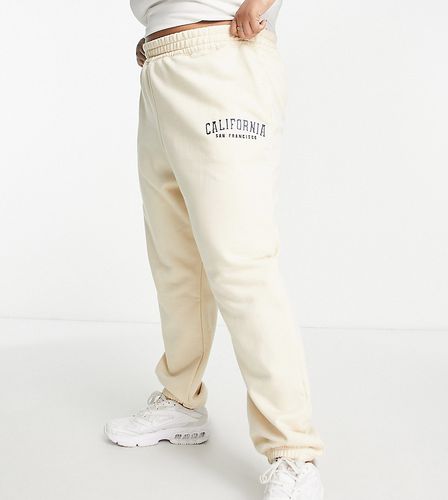 X Perrie Sian - Pantalon de jogging d'ensemble à inscription - Crème - In The Style Plus - Modalova