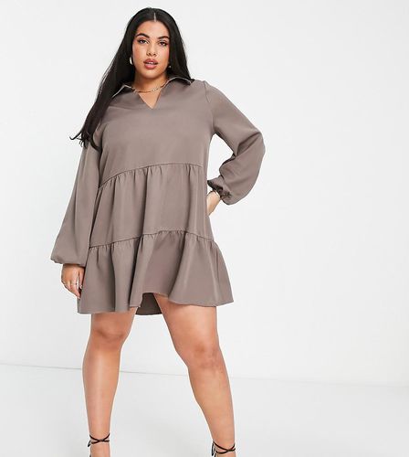 X Perrie Sian - Robe babydoll en satin à volants étagés - Kaki - In The Style Plus - Modalova