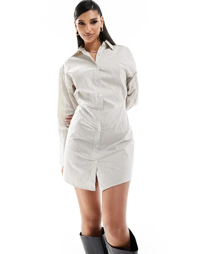 Robe chemise courte à taille cintrée et fines rayures - In The Style - Modalova