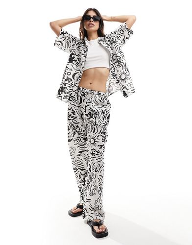Pantalon de plage d'ensemble coupe ample à imprimé graphique - Noir et blanc - Iisla & Bird - Modalova