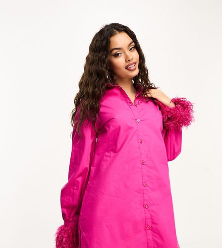 Jaded Petite - Robe chemise courte avec plumes synthétiques - Jaded Rose Petite - Modalova