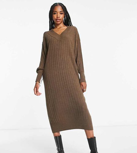 Robe longue col en V en maille - chocolat - Only Tall - Modalova