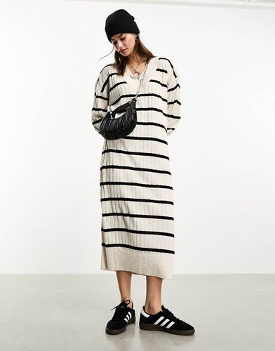 Robe longueur mollet en maille à col en V et rayures - Crème et noir - Only - Modalova