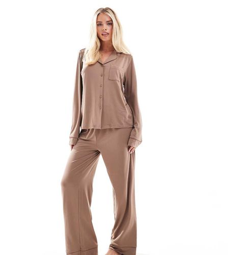 Pyjama ultra doux en jersey avec pantalon ample et top à revers et passepoils - Cappuccino - Loungeable Petite - Modalova