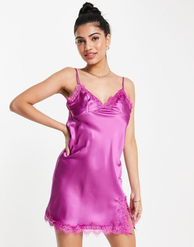 Robe nuisette courte en satin à finitions dentelle - orchidée - Love Triangle - Modalova