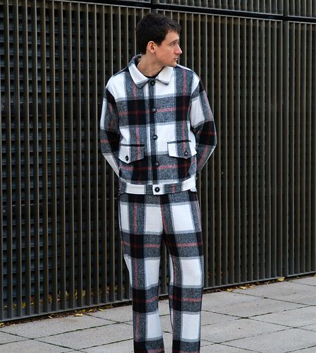 X Isaac Hudson - Pantalon large d'ensemble en maille brossée à carreaux et revers retroussés - Labelrail - Modalova