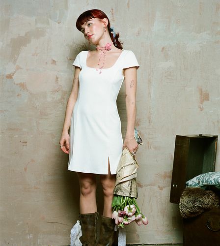 X Lara Adkins - Robe courte à encolure carrée et roses brodées - Crème - Labelrail - Modalova