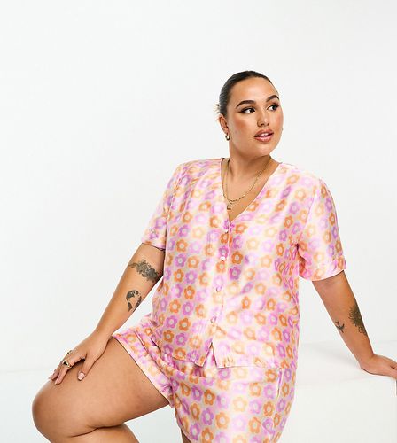 Plus - Pyjama satiné avec short et chemise à imprimé rétro - Luna - Modalova