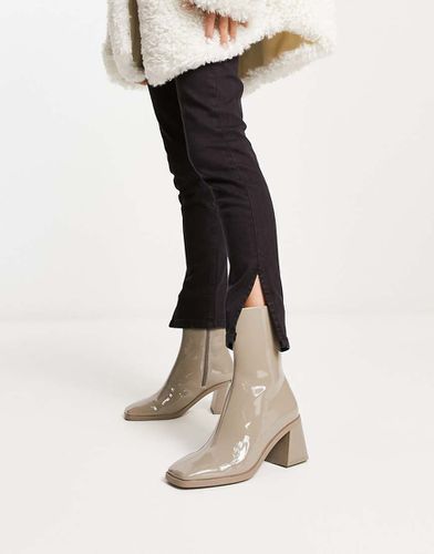 Bottines à talon en imitation cuir verni - Taupe - Monki - Modalova