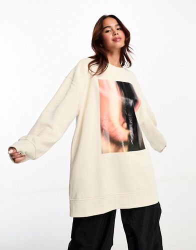 Sweat oversize avec imprimé ail à l'avant - Blanc cassé - Monki - Modalova